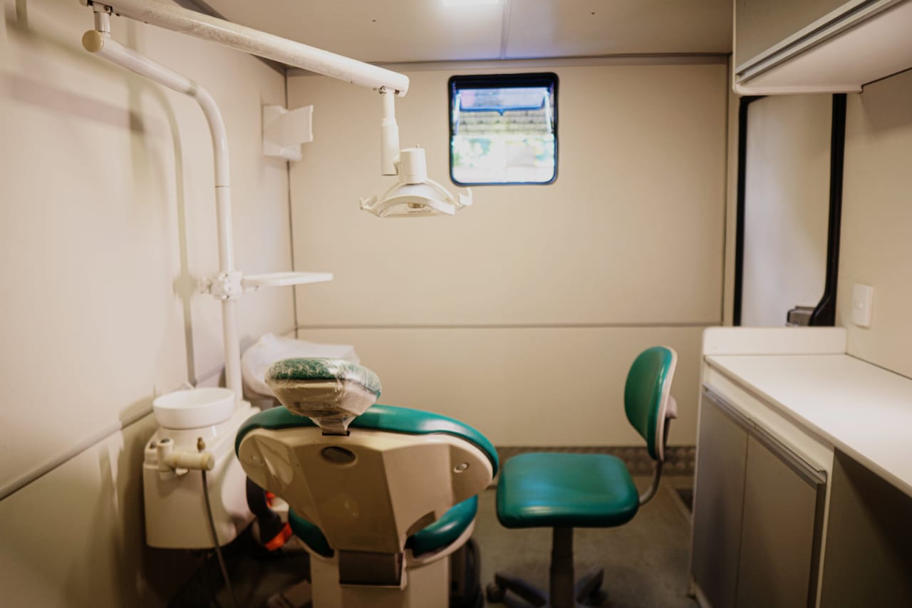 Interior da unidade móvel odontológica