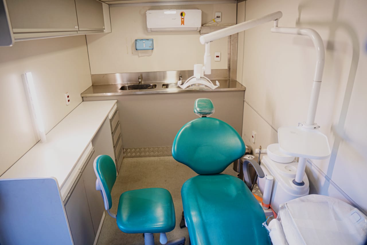 Cadeira odontológica e estrutura interna da unidade